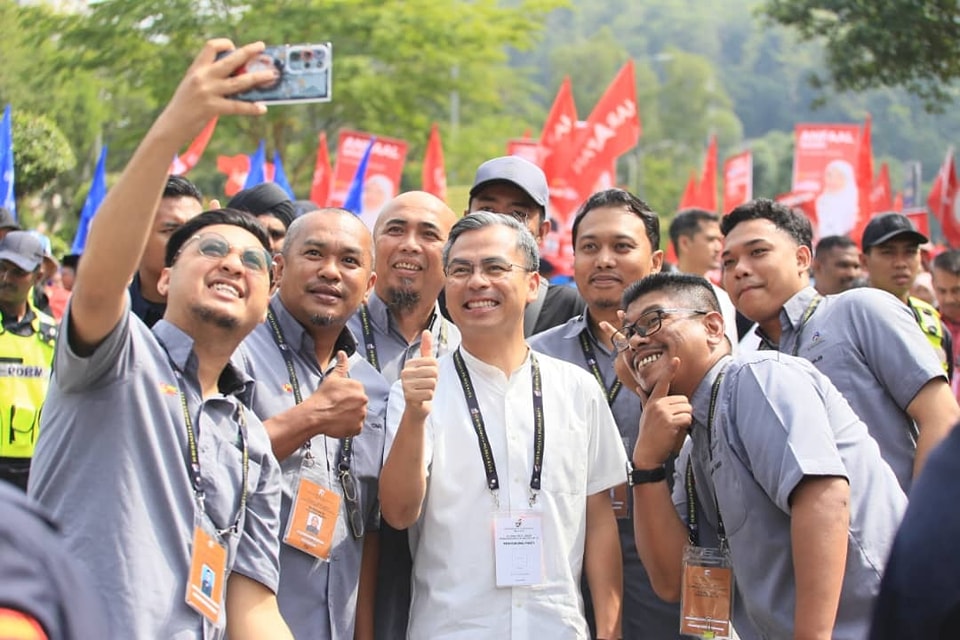 Nyanyian ‘Hoi Hoi Ya Hoi’, ini asam garam demokrasi di Malaysia - Fahmi