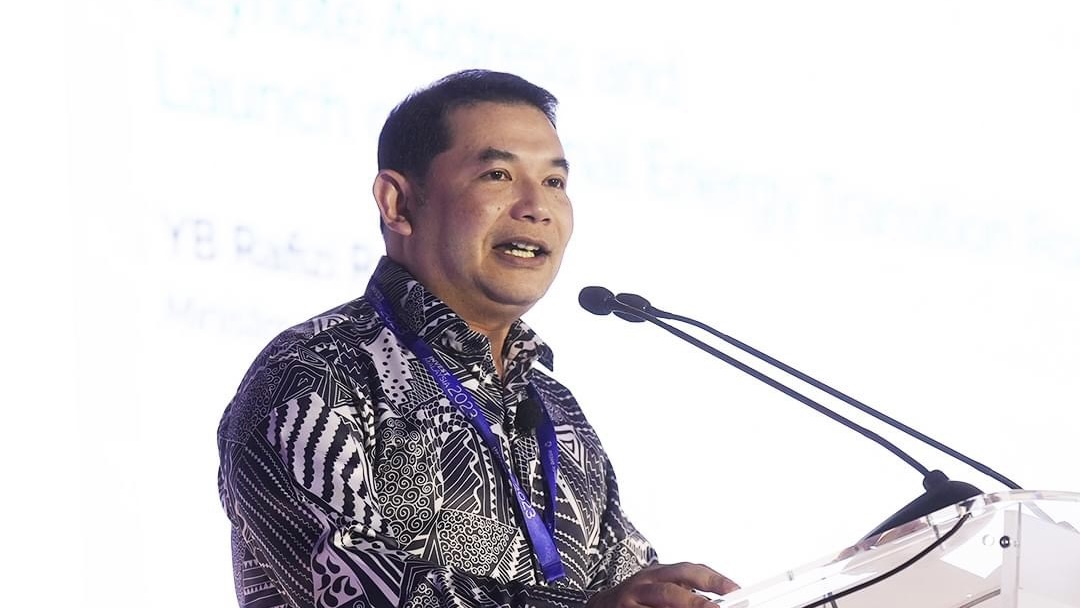 Cabinet approves progressive wage policy, details in Budget 2024: Rafizi
