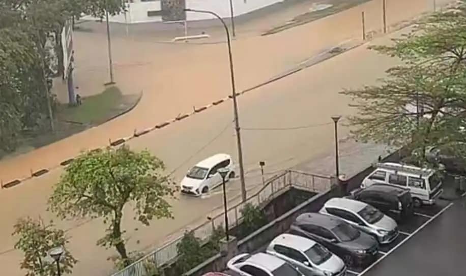 Downpour triggers flash floods in Shah Alam