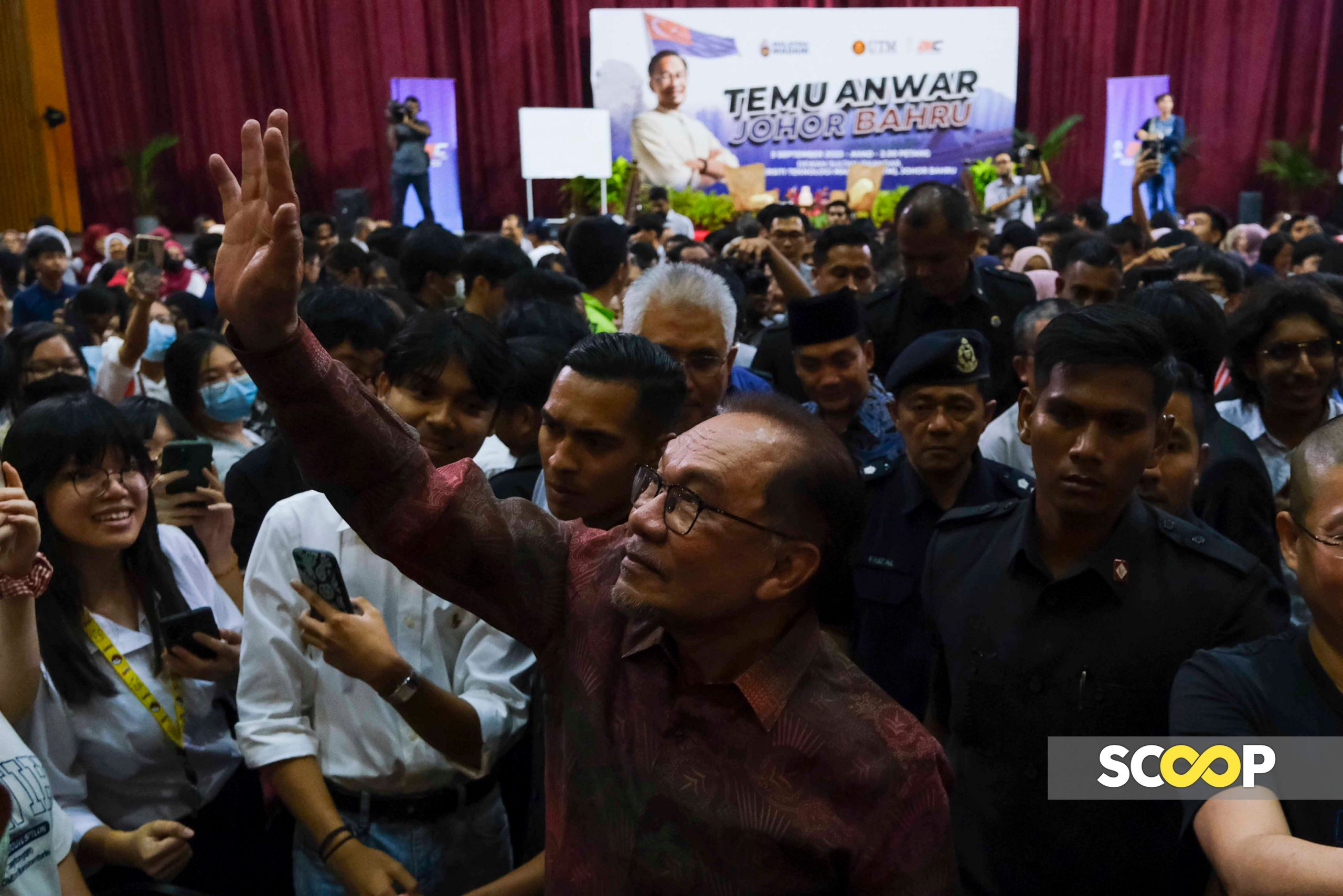 Anwar calls on youngsters to help govt fight slander