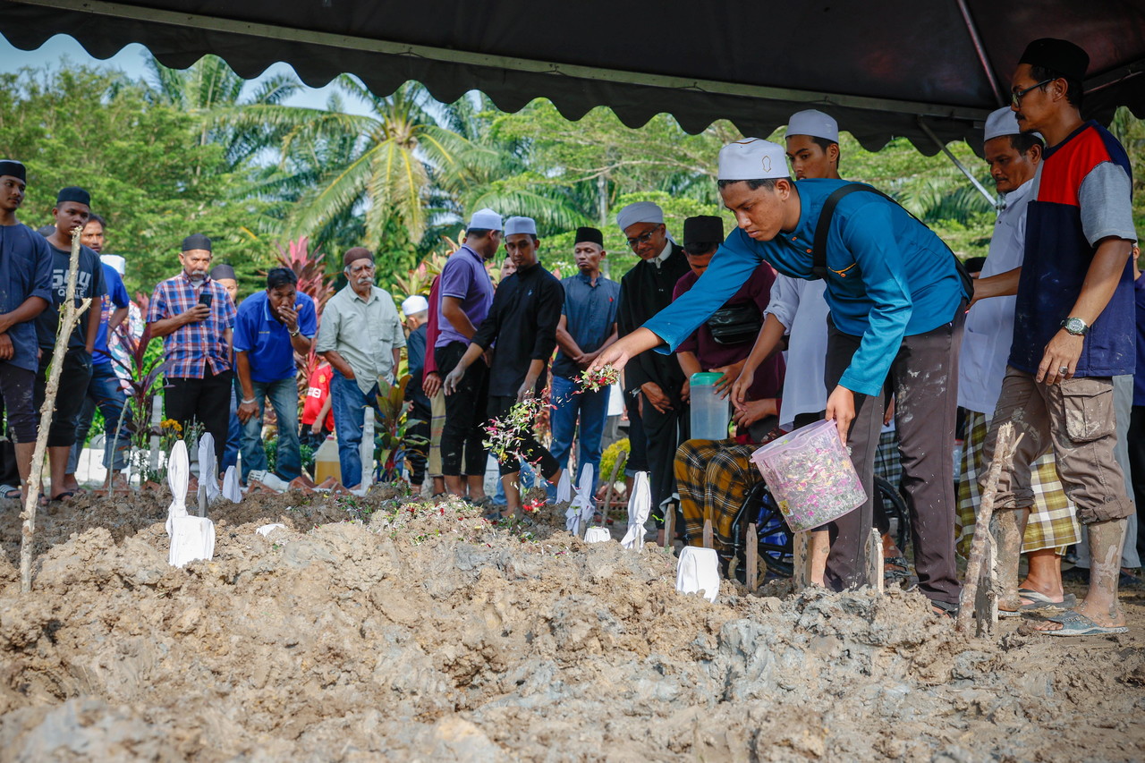 Segamat crash: PM extends personal contribution to eldest son of family involved