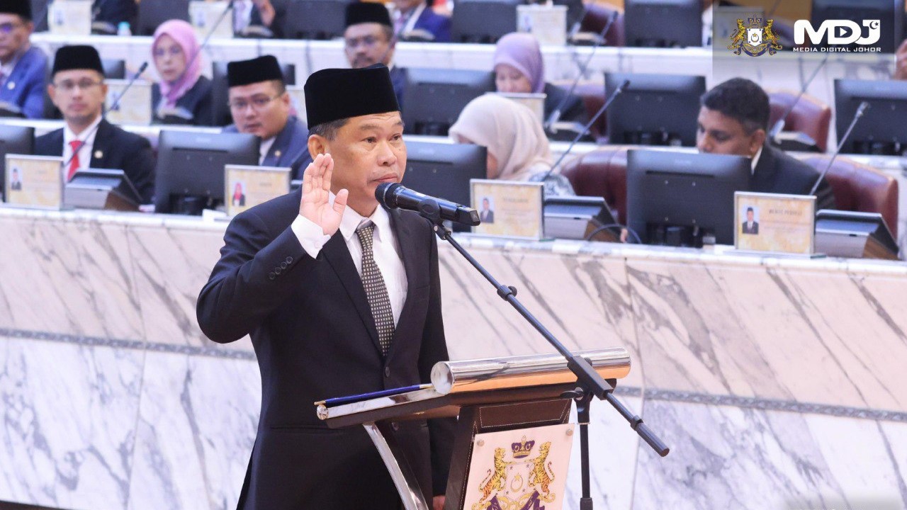 Nazri takes oath as Simpang Jeram assemblyman in Johor