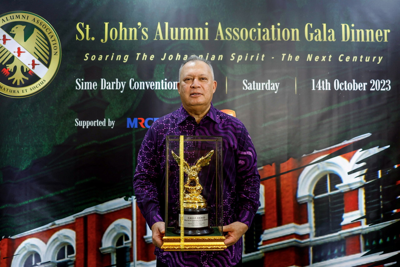 Mohamad Salim terima Anugerah Helang Persatuan Alumni St John