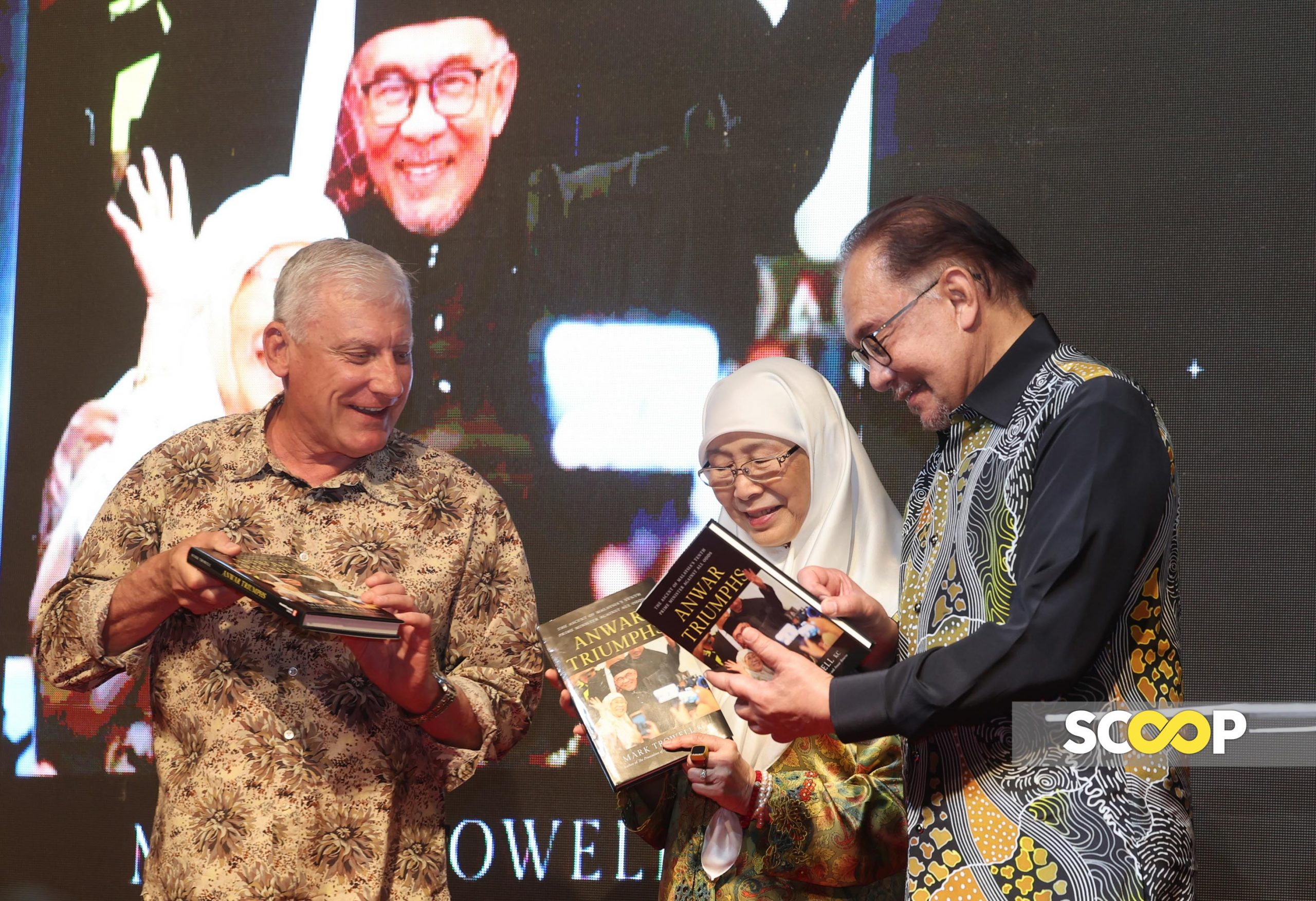 Buku kisah suka duka perjalanan politik PM, 'Anwar Triumphs' dilancar