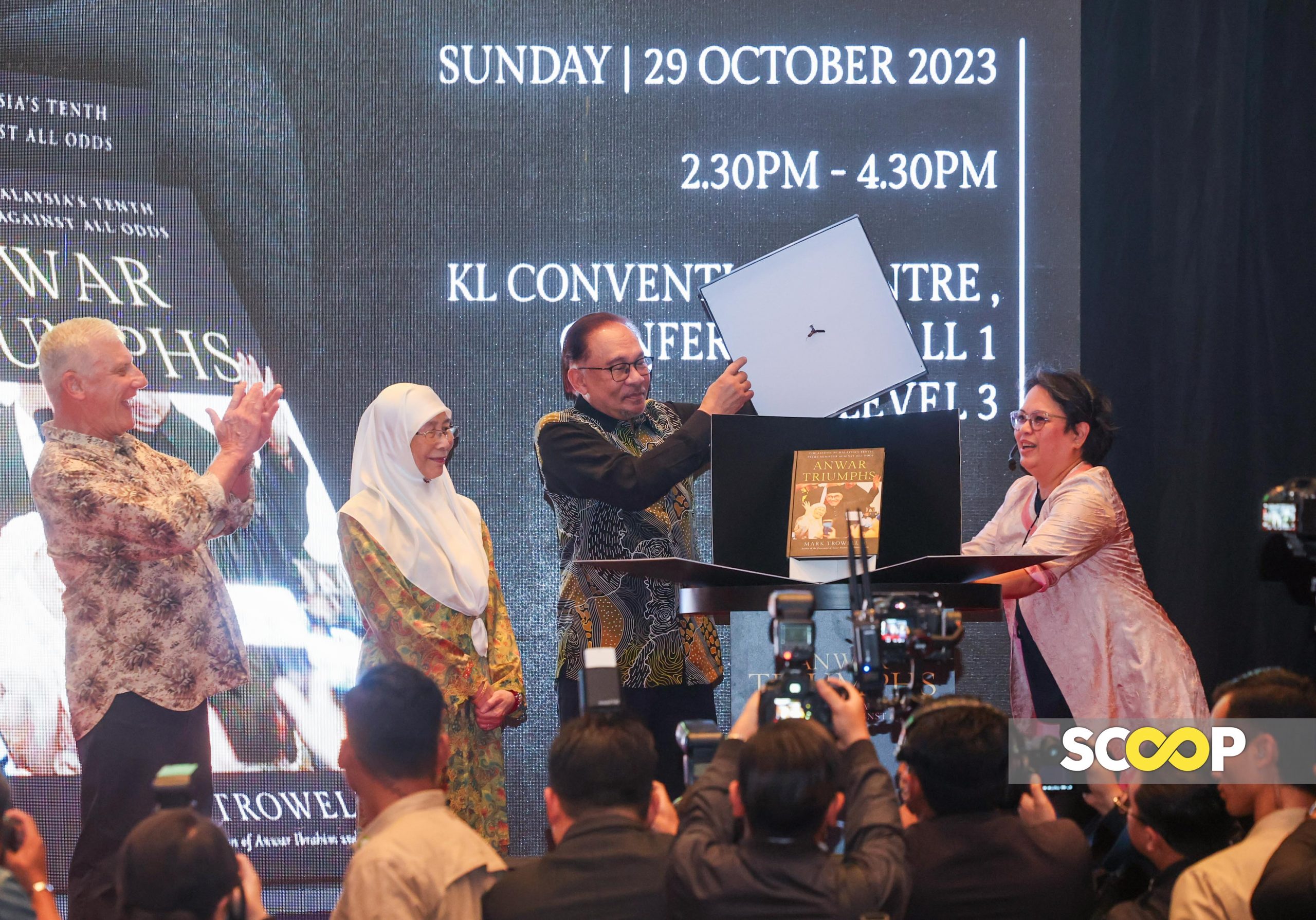 PM launches Anwar Triumphs, a recollection of his political journey