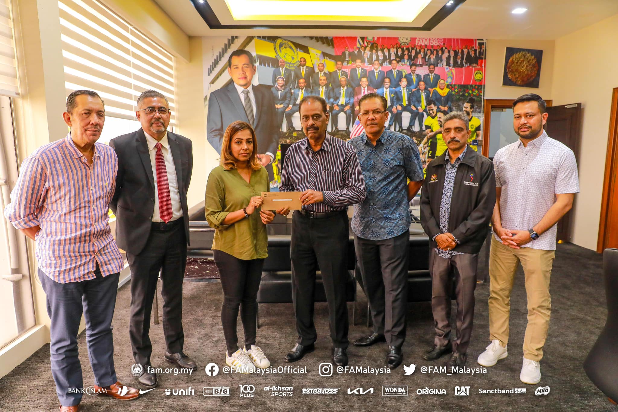 Malaysian football community honours the late B. Satiananthan