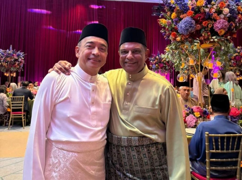 Tan Sri Tony Fernandes (kanan) hadir di majlis perkahwinan Tan Sri Mohamed Nazir Razak hari ini - Gambar Instagram Tan Sri Tony Fernandes, 17 November, 2o23 