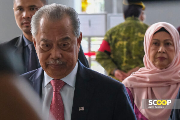 Permohonan Muhyiddin Dapatkan Pasport Secara Kekal Ditolak | Scoop