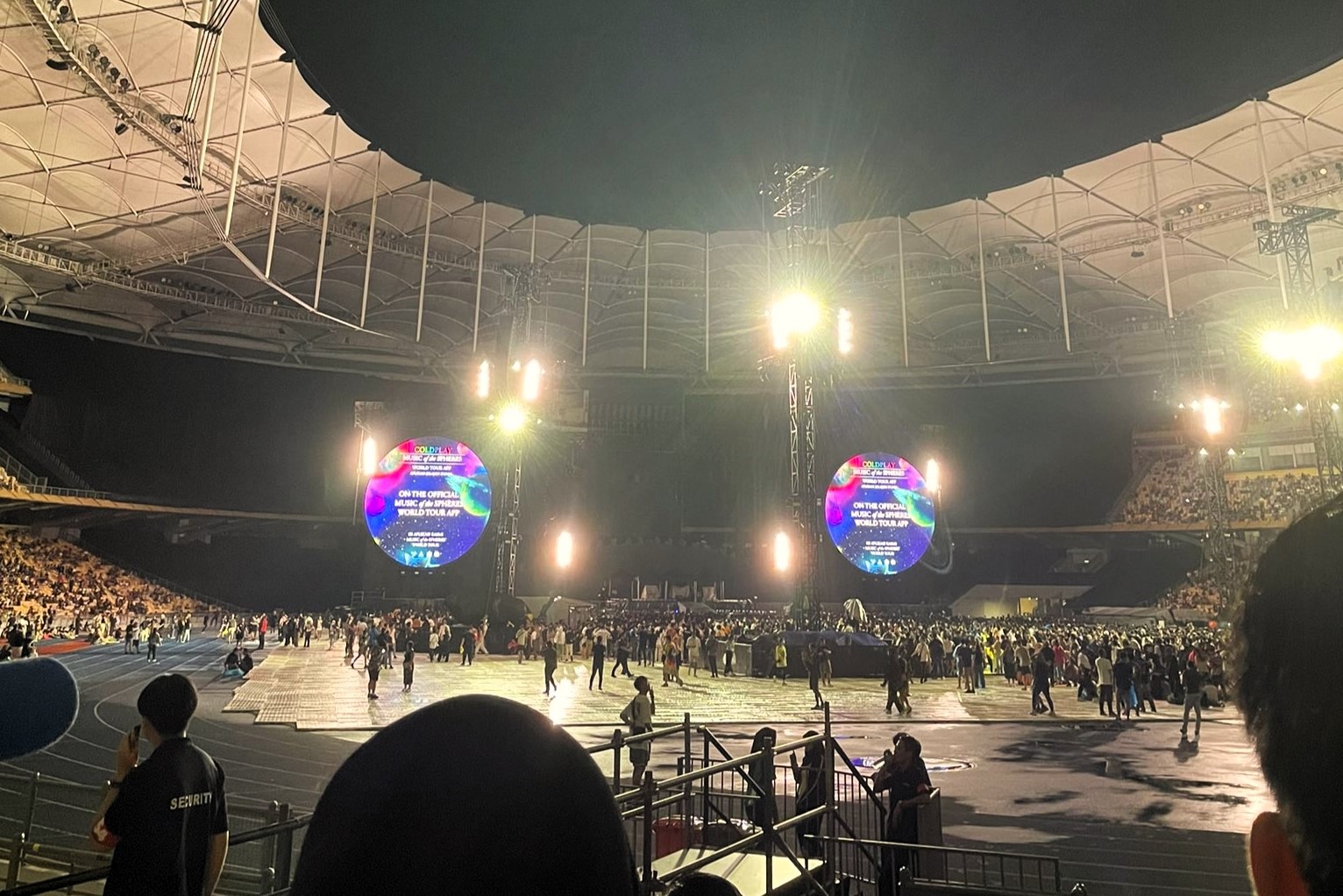 Konsert Coldplay: bahang makin terasa, peminat rakam suasana dalam stadium, ‘akhirnya saya di sini’…