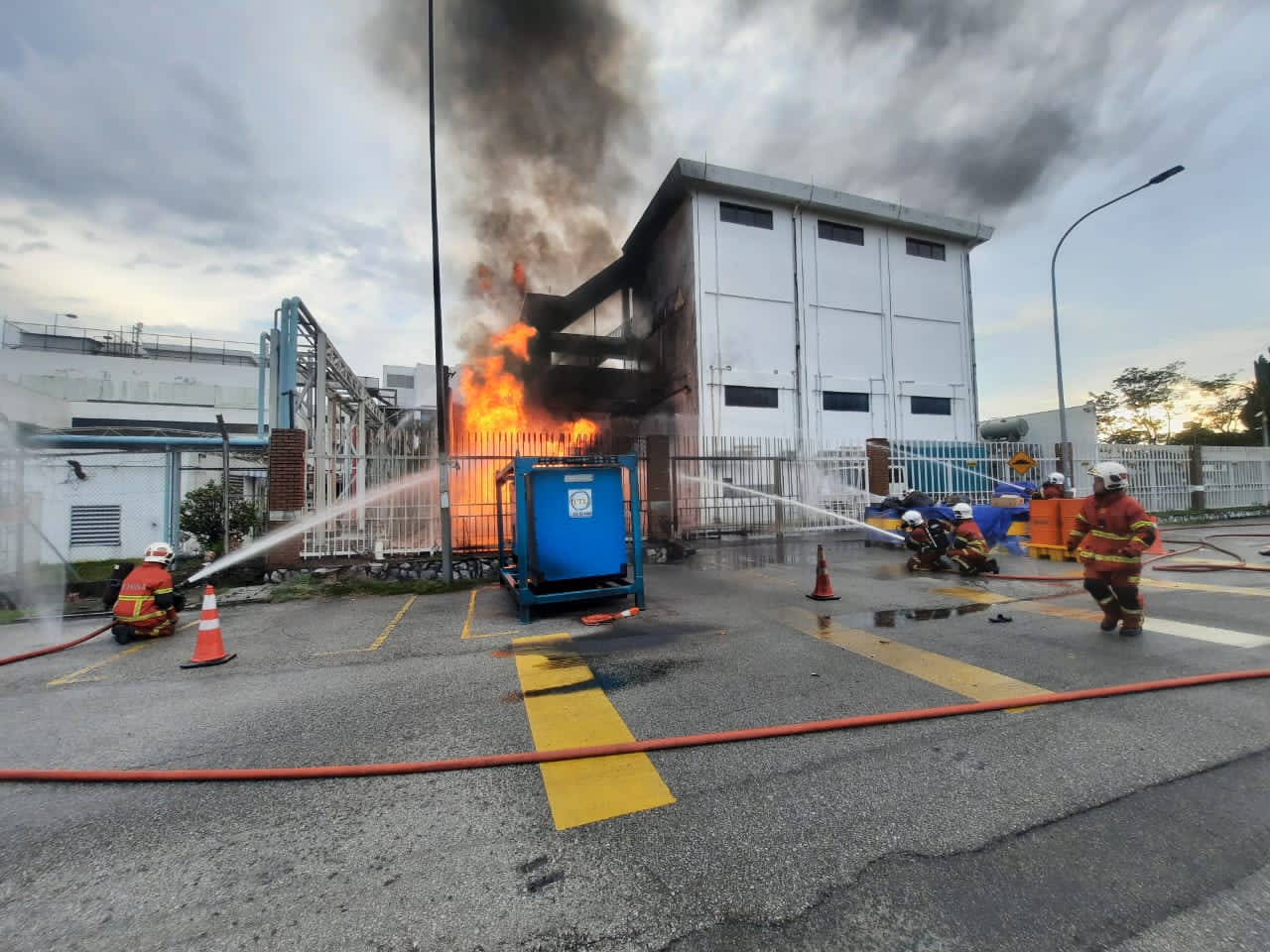 [UPDATED] Four hospitalised by transformer blaze in Sg Way industrial zone