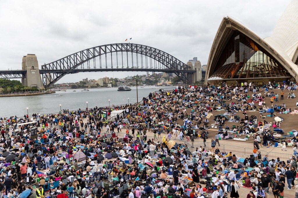 Countdown To 2024: Over One Million Flock To Sydney's Iconic Spots For ...