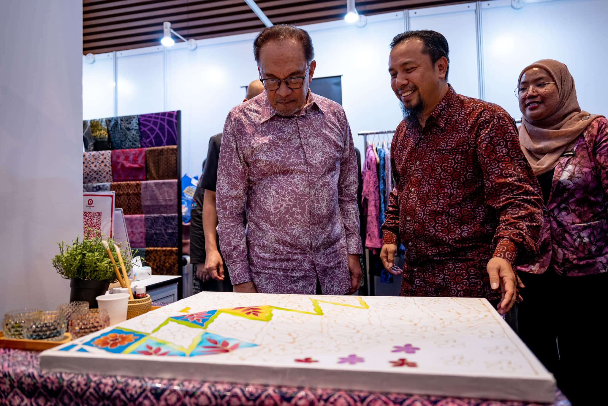 Anwar calls for more efforts in promoting Malaysian goods to boost economy
