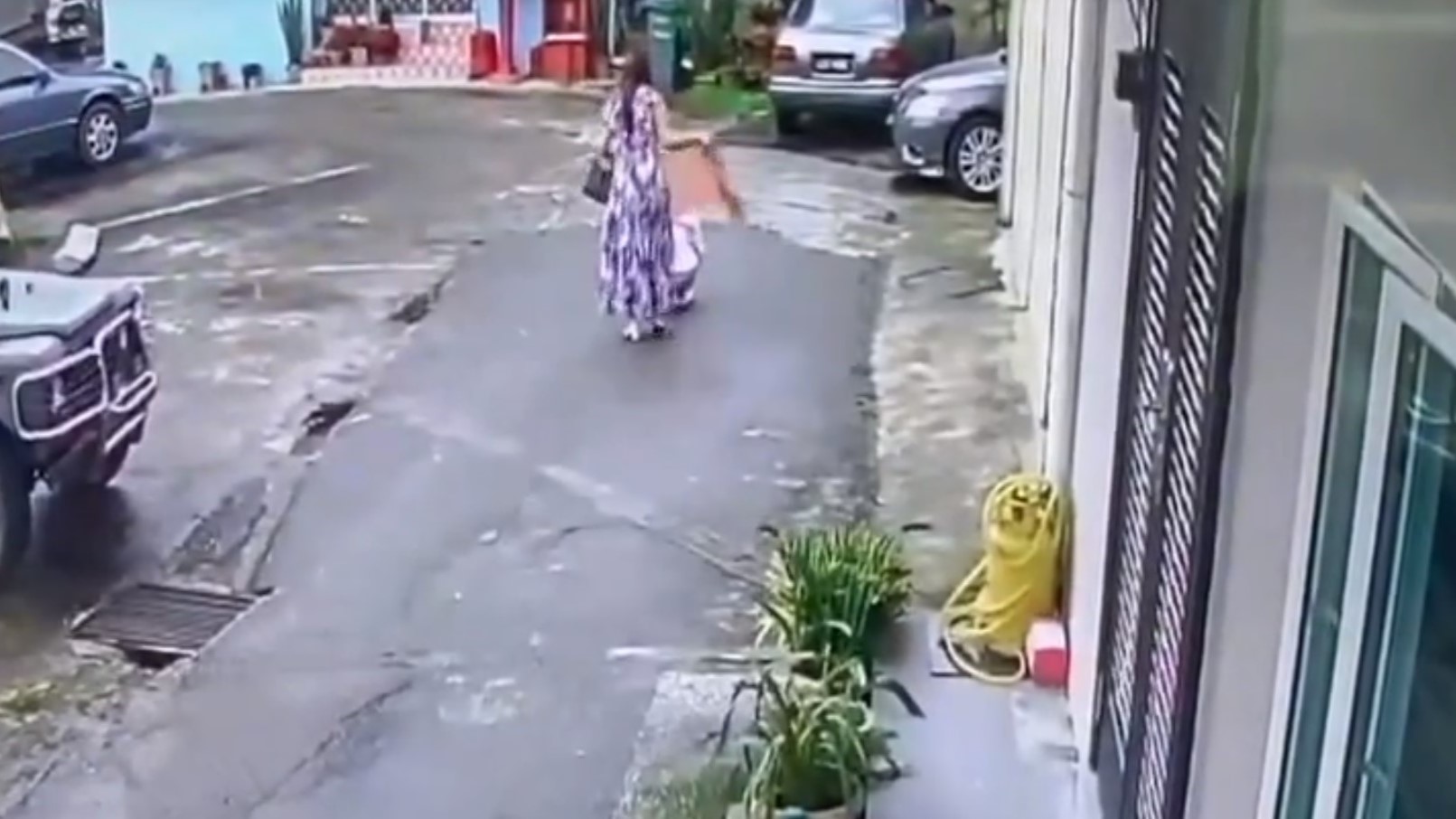 Jijik! Wanita buang air besar di atas jalan dikecam netizen