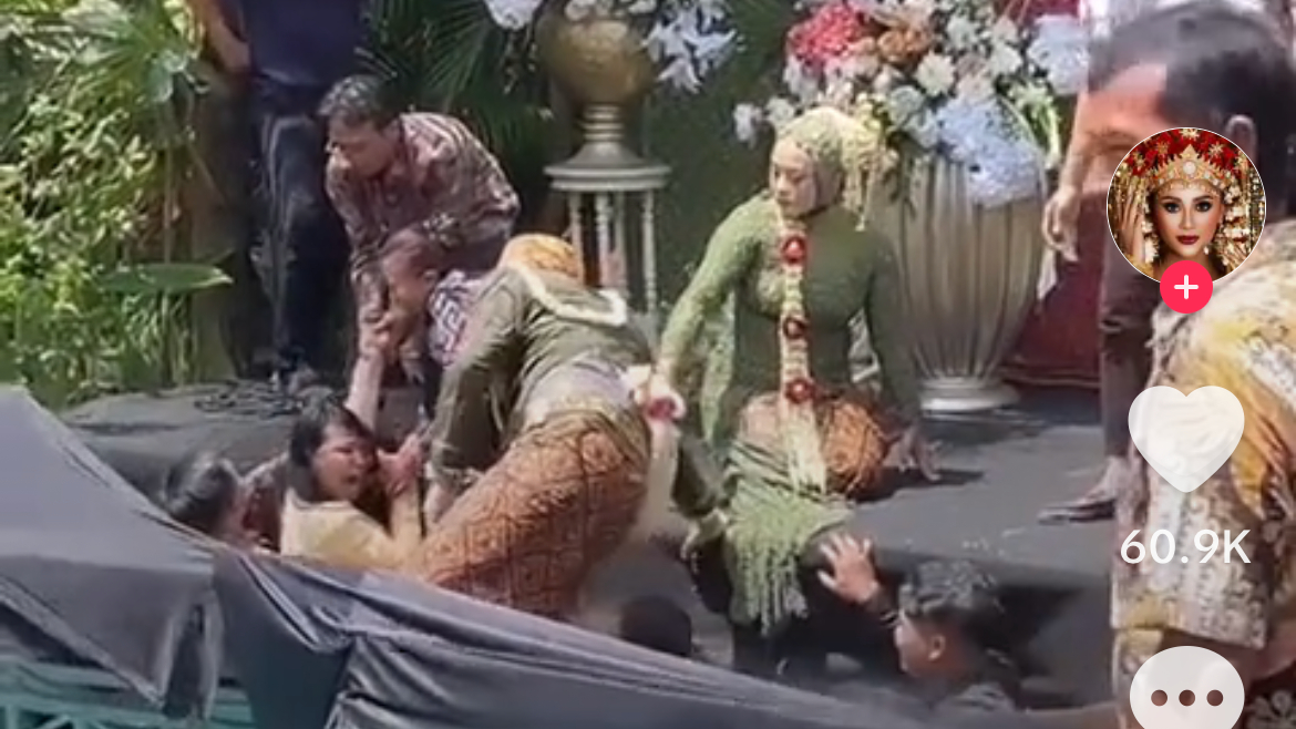 Tragedi hari perkahwinan, pengantin basah kuyup selepas pelamin atas kolam runtuh