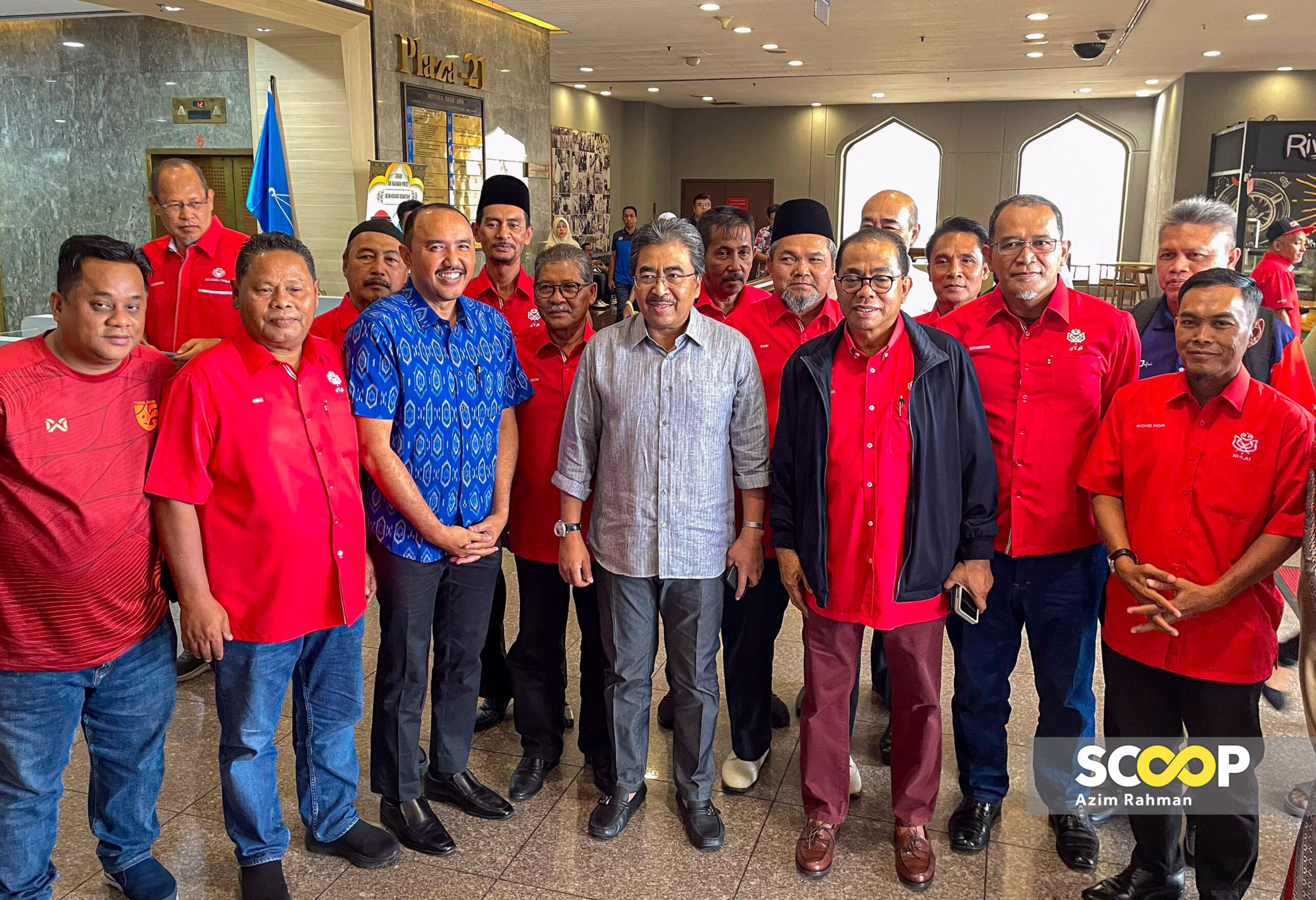 [UPDATED] Umno Supreme Council members arrive at HQ for emergency meeting