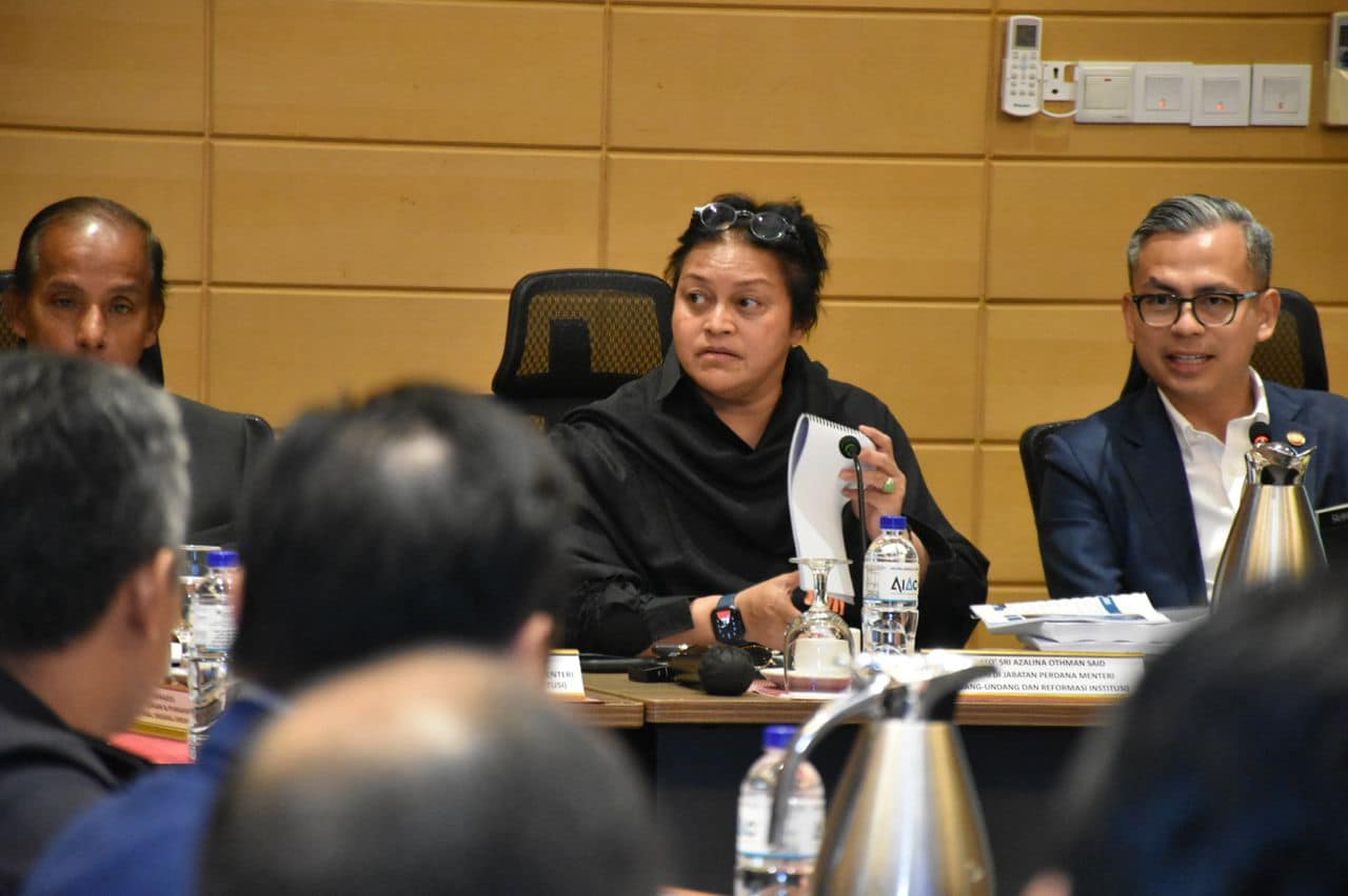 Azalina, Fahmi chair working committee meeting on drafting new ...