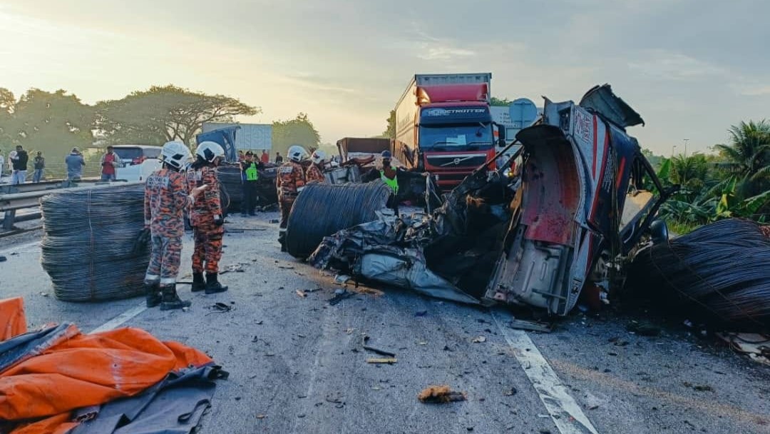 Kemalangan maut 7 kenderaan berpunca dua lori bertembung: Polis