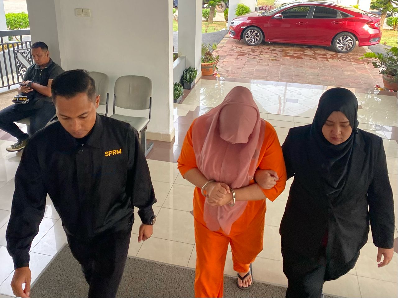 MACC nabs Selangor civil servant suspected of taking RM16,000 in bribes