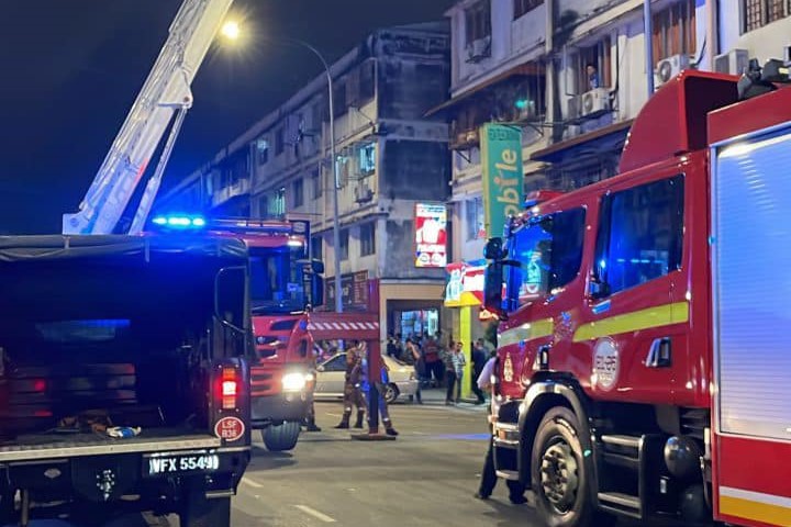 Cops confirm elderly man found dead on roof of Ampang shophouse