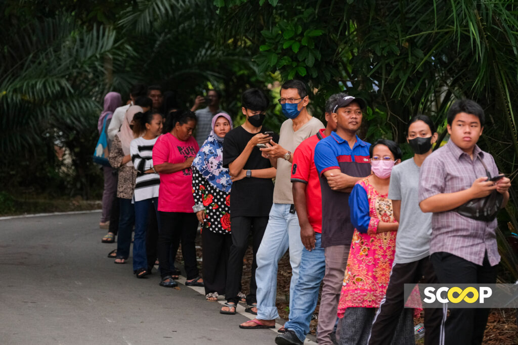 12082023 - Orang ramai tiba dan membuang undi pada Pilihan Raya Negeri Selangor di SK Sungai Melut (A) Sepang - AZIM RAHMAN