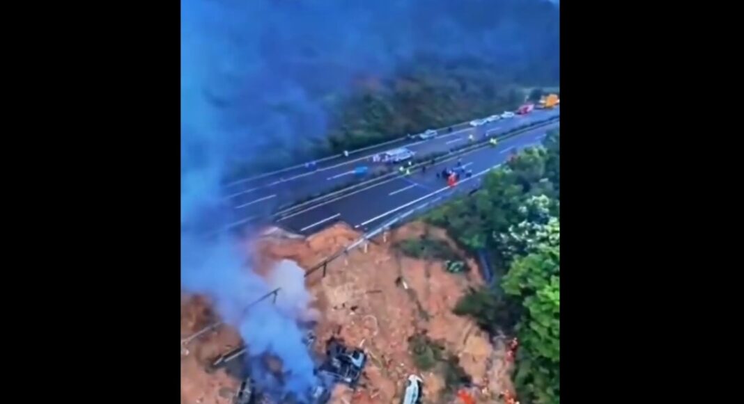 China highway collapse: 24 dead, dozens trapped in mud pit | Scoop