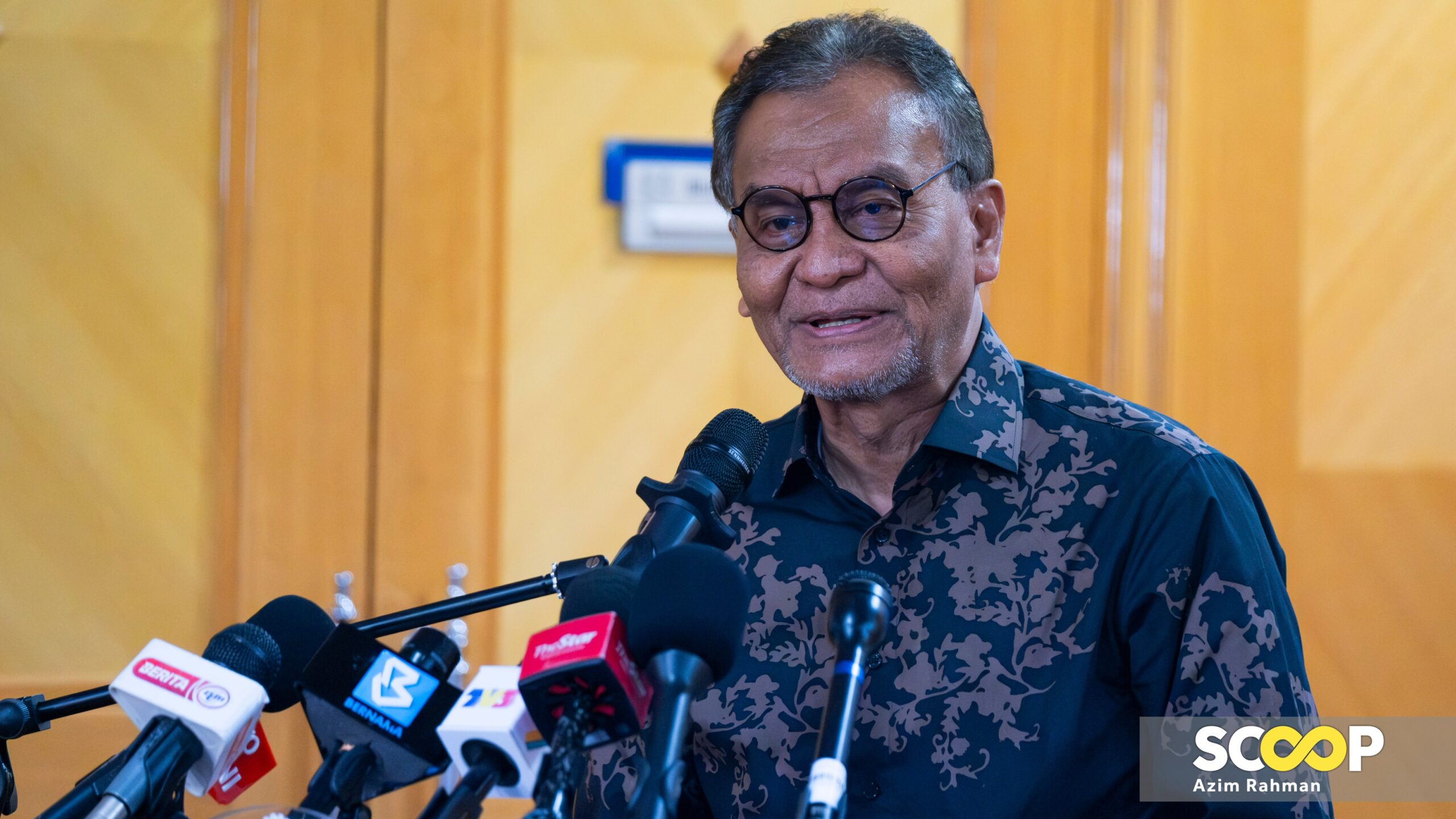 Govt will support for Covid-19 vaccine recipients suffering from side effects: Dzulkefly