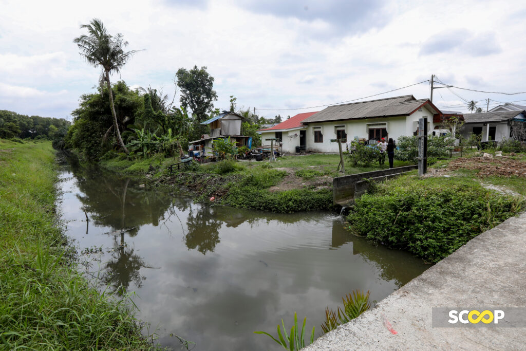 03082023-Kawasan-perumahan-di-Kampung-Delek-yang-kerap-banjir-apabila-hujan-lebat-di-Tinjauan-penduduk-kampung-Delek-yang-berada-di-DUN-Selat-Klang-sempena-Pilihan-Raya-Negeri-Selangor-di-Klang-AZIM-RAHMAN-4