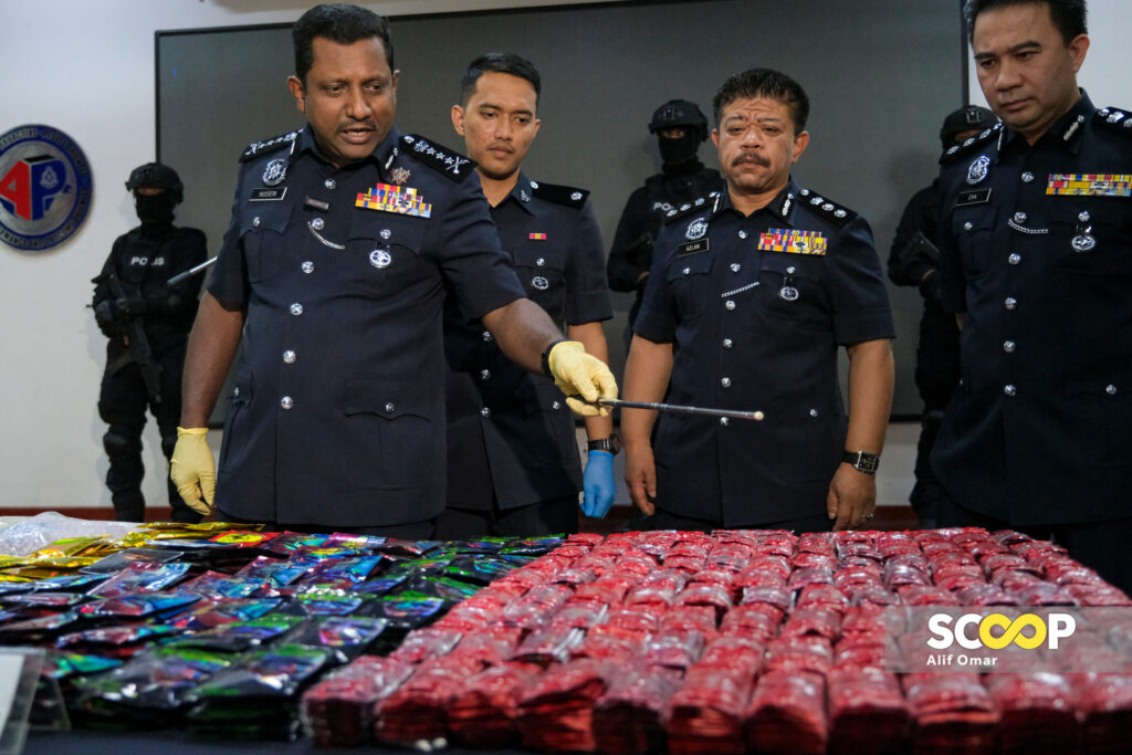 11062024-Sidang-media-Ketua-Polis-Selangor-Datuk-Hussein-Omar-Khan-mengenai-sindiket-pengedaran-dadah-melibatkan-rampasan-bernilai-RM-4.92-juta-di-Ibu-Pejabat-Kontinjen-Selangor-Shah-Alam-ALIF-OMAR_7