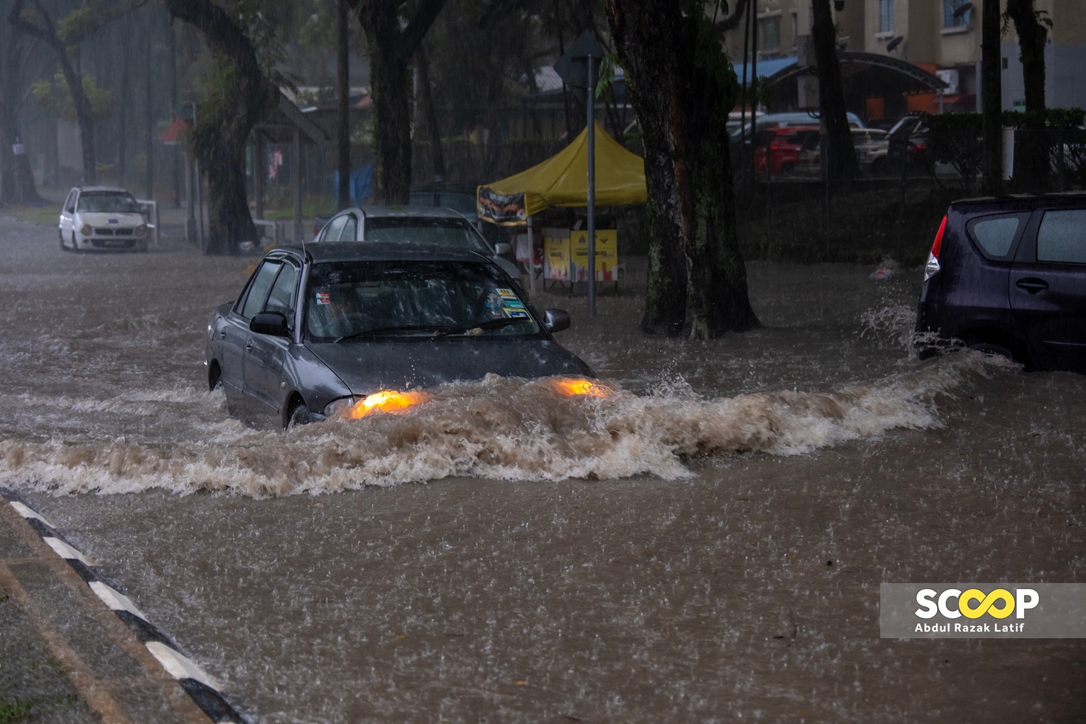 Flash floods cause gridlock along Shah Alam's Persiaran Mokhtar Dahari