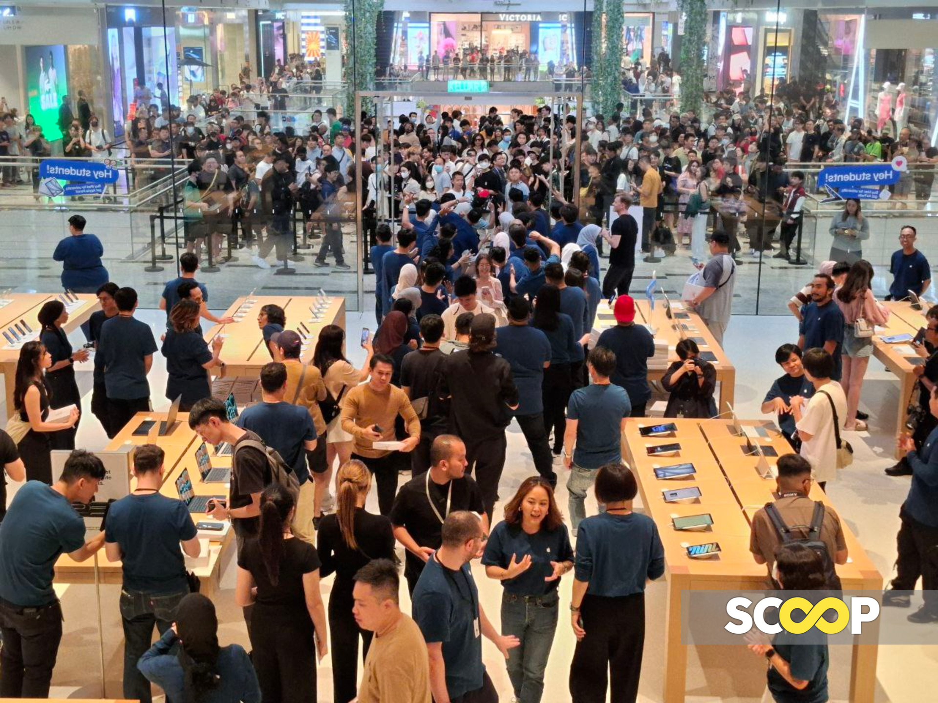 Sanggup bermalam, beratur panjang tunggu pembukaan Apple Store pertama di Malaysia