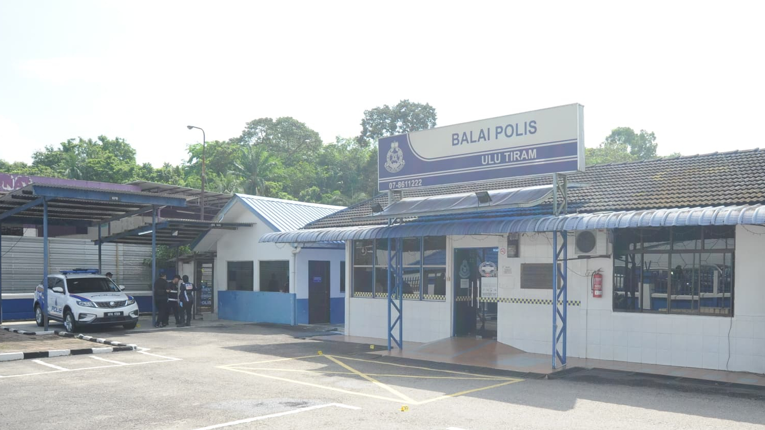 Insiden Balai Polis Ulu Tiram: 5 ahli keluarga suspek tiba di mahkamah, dikawal ketat 30 anggota