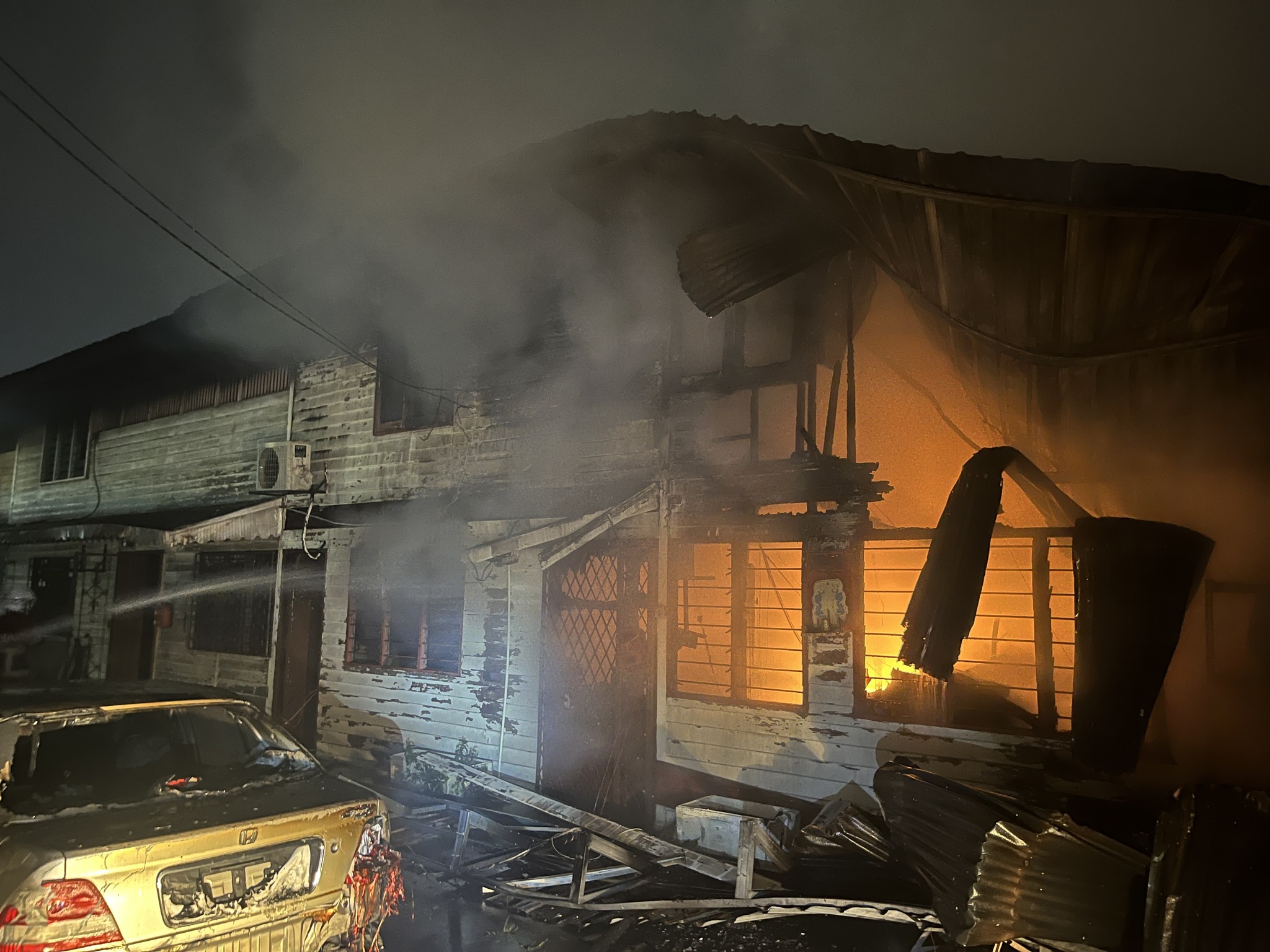 7 rumah setinggan di Jalan Pudu terbakar, 6 kenderaan musnah