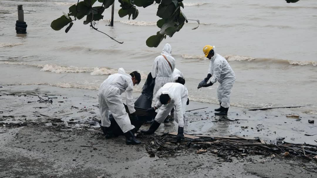 Tumpahan minyak dari Singapura: Pembersihan pantai Sungai Rengit, Teluk Ramunia bermula hari ini