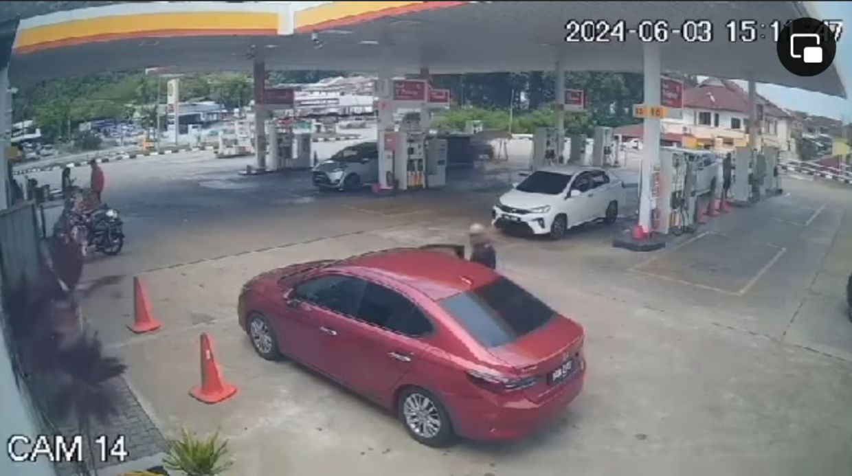 Wanita warga emas dilarikan bersama kereta di stesen minyak