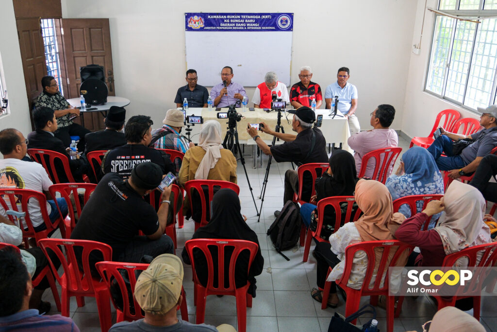 15072024-Sidang-media-Kampung-Sungai-Baru-oleh-Bekas-Menteri-Wilayah-Khalid-Samad-di-KRT-Kg-Sungai-Baru-ALIF-OMAR_11