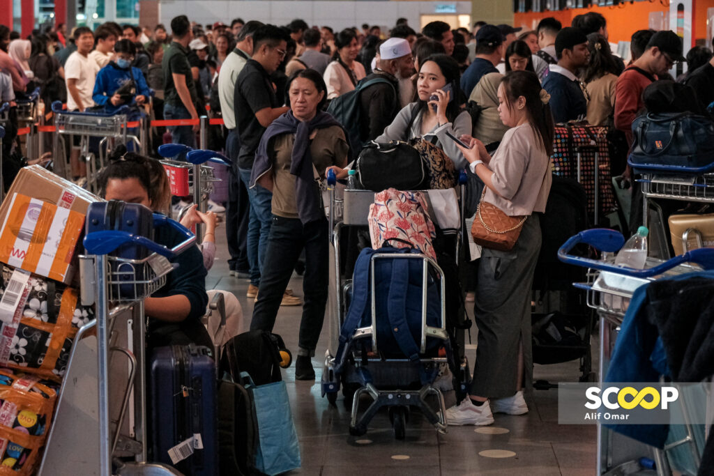 19072024 - Gangguan Microsoft Cloud Penumpang di KLIA2 terjejas akibat daftar masuk manual kerana beberapa penerbangan ditangguhkan dan dibatalkan - ALIF OMAR_14