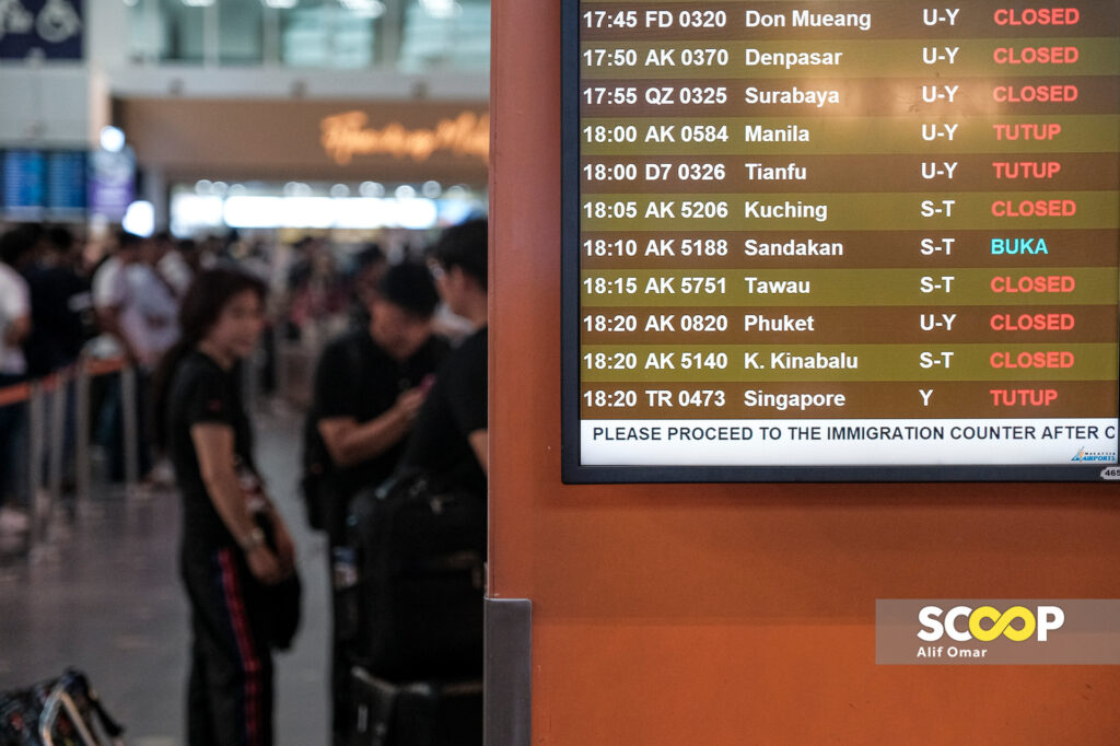 19072024 - Gangguan Microsoft Cloud Penumpang di KLIA2 terjejas akibat daftar masuk manual kerana beberapa penerbangan ditangguhkan dan dibatalkan - ALIF OMAR_5