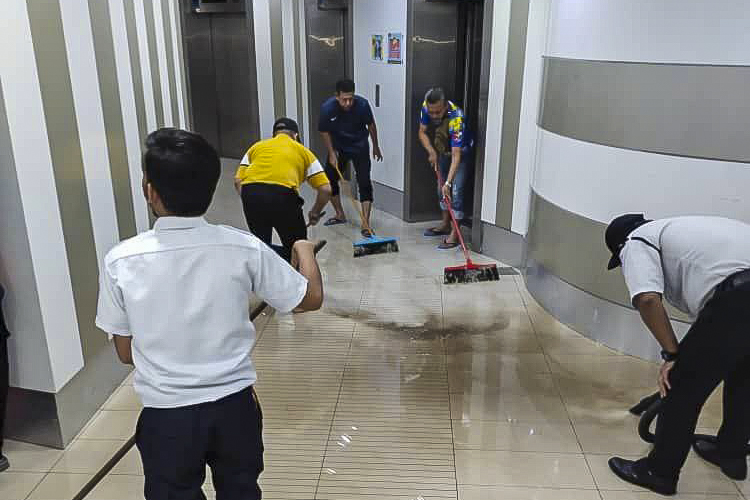 26072024 -  Workers of PDC Setia Urus Sdn Bhd clearing up the stagnant water at the ground floor of the Komtar tower - Social Media Pix 2