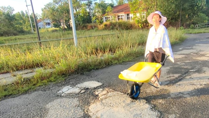 Residents-carrying-water-1.4km-Jeffridin-Baudi-pic