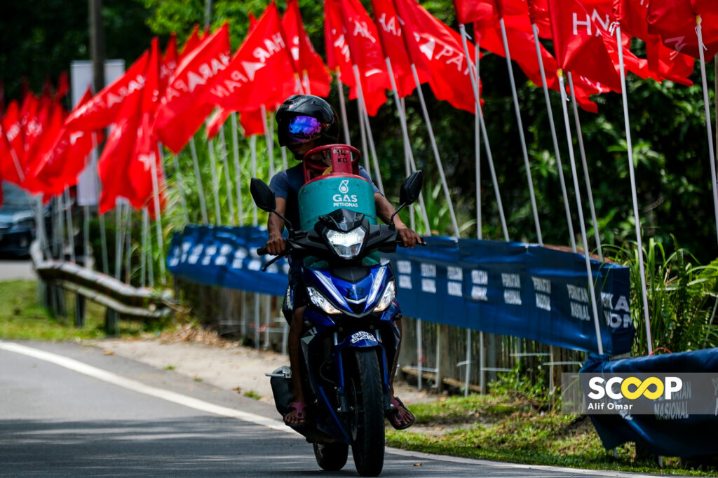 02052024 - Kemeriahan bendera parti di Kuala Kubu Baharu - ALIF OMAR 05