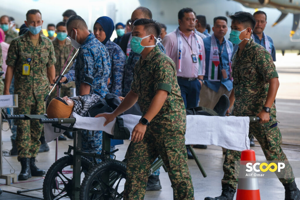 16082024 - Angkatan Tentera Malaysia ATM membawa 86 ahli keluarga rakyat Palastin yang cedera selamat tiba di Pengkalan Tentera Udara Diraja Malaysia Subang - ALIF OMAR_22